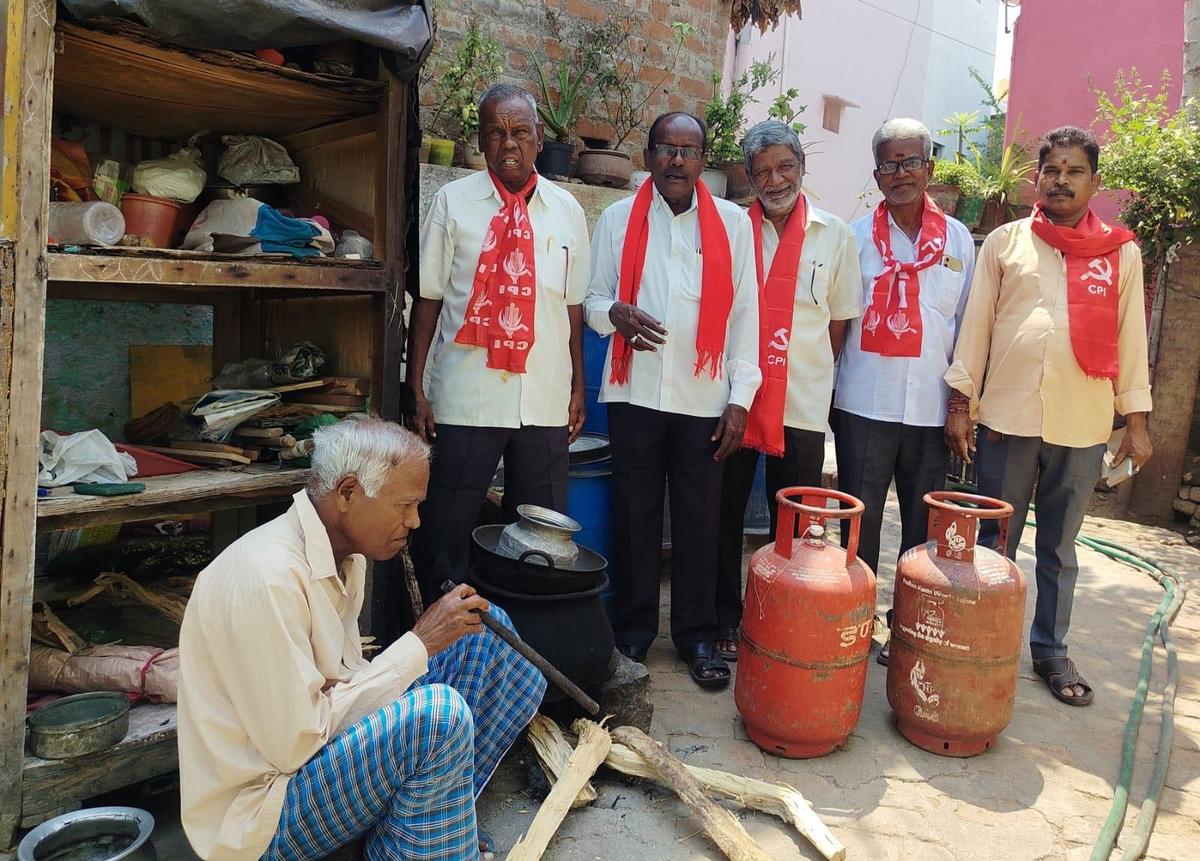 thehindu.com - K. Umashanker - CPI demands prompt LPG supply to small hotels, tea stalls