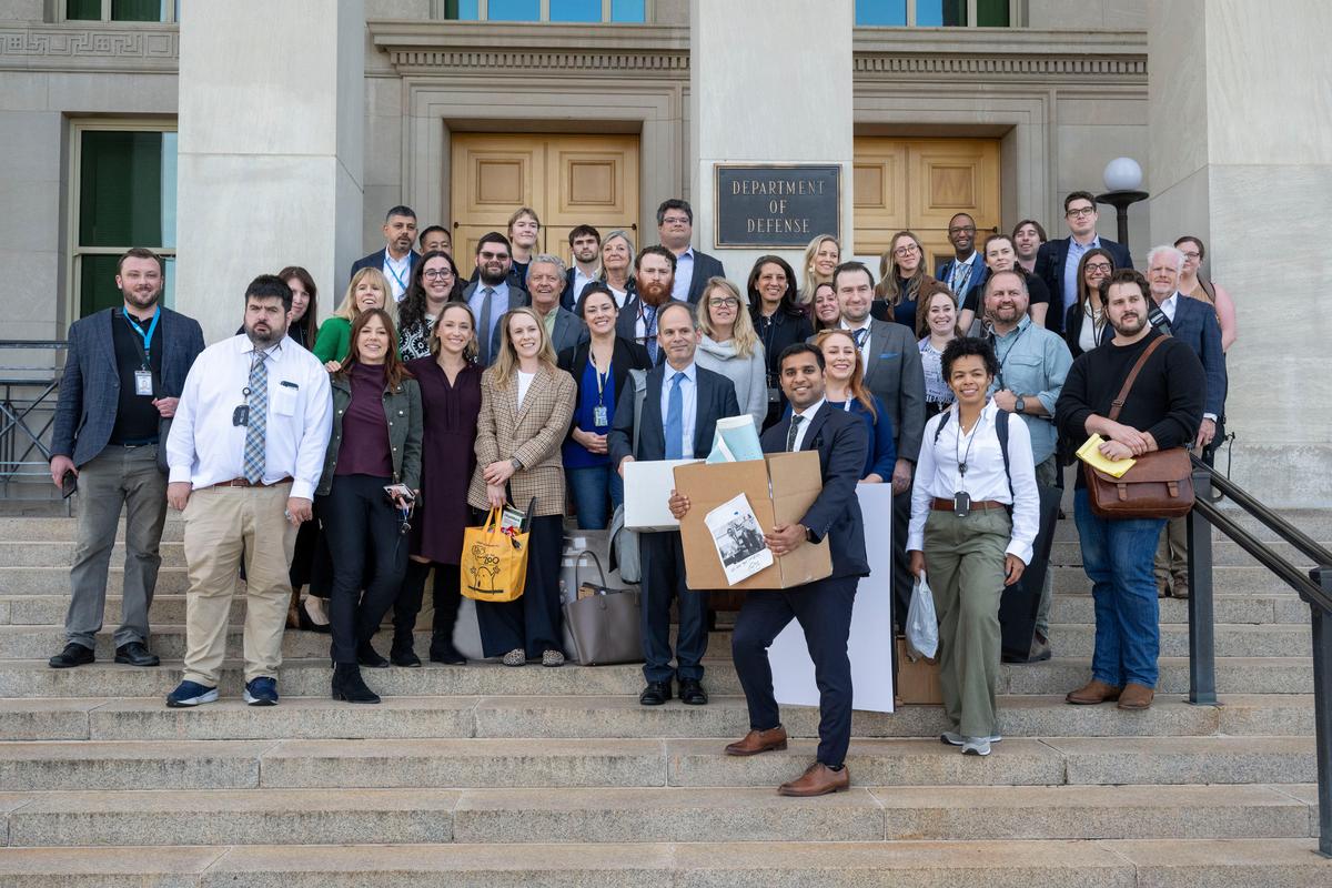 Members of the Pentagon press corp gather for a group photo after turning in their press credentials, Wednesday, Oct. 15, 2025 in Washington. Members of the Pentagon press corp gather for a group photo after turning in their press credentials, Wednesday, Oct. 15, 2025 in Washington.