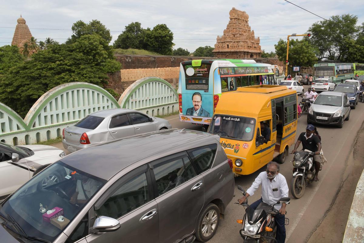 I veicoli si muovono lentamente sulla Big Temple Road vicino al tempio Brihadeeswarar a Thanjavur.