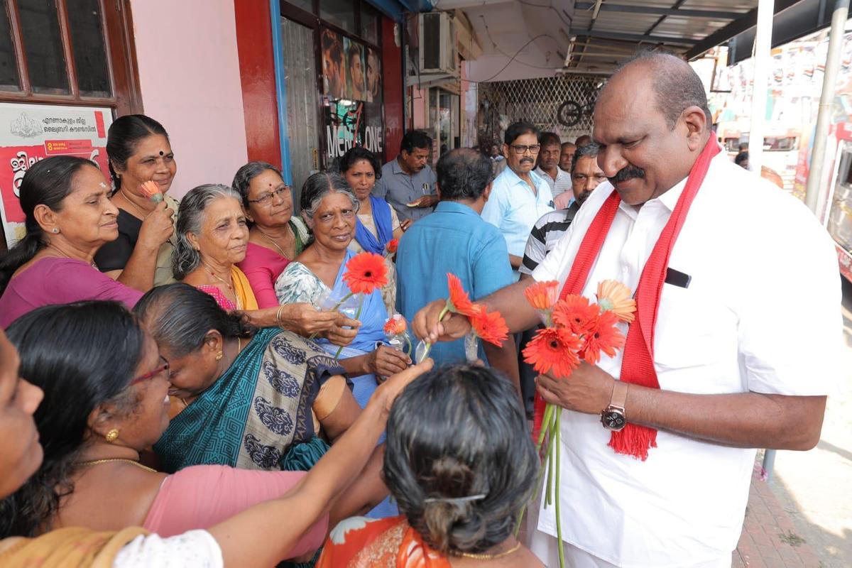 एलडीएफ के केजे मैक्सी पल्लुरूथी में अपने अभियान के दौरान।