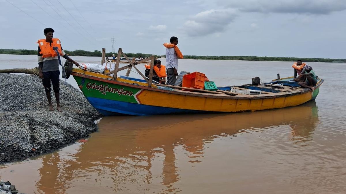 Andhra Pradesh: Officials remain alert as flood threat continues in the Godavari