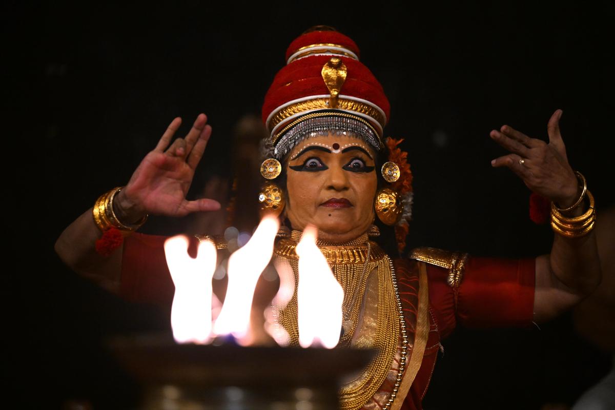 उषा का प्रदर्शन उनकी सूक्ष्म अभिनय क्षमता और चेहरे के भावों के कारण उत्कृष्ट रहा।