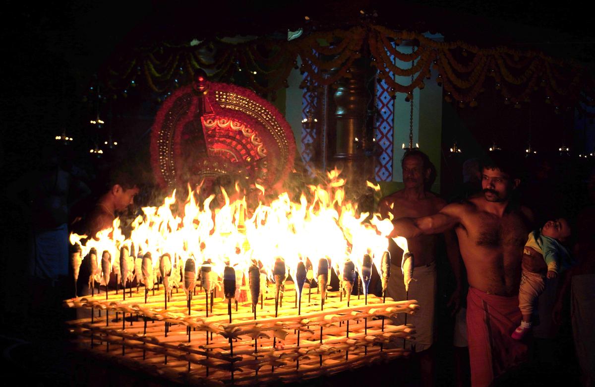 Devotees during Kathivanoor Veeran Theyyam Kaliyattam