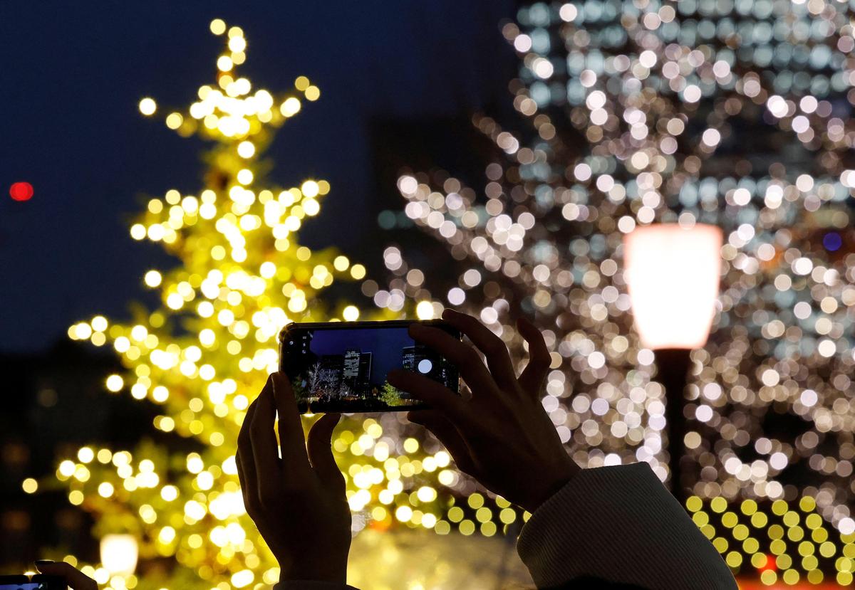 Watch: Christmas decorations vandalised at Raipur mall during bandh