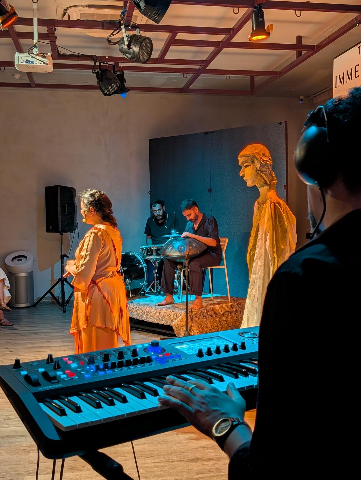 A apresentação individual é acompanhada por música ao vivo A apresentação individual é acompanhada por música ao vivo
