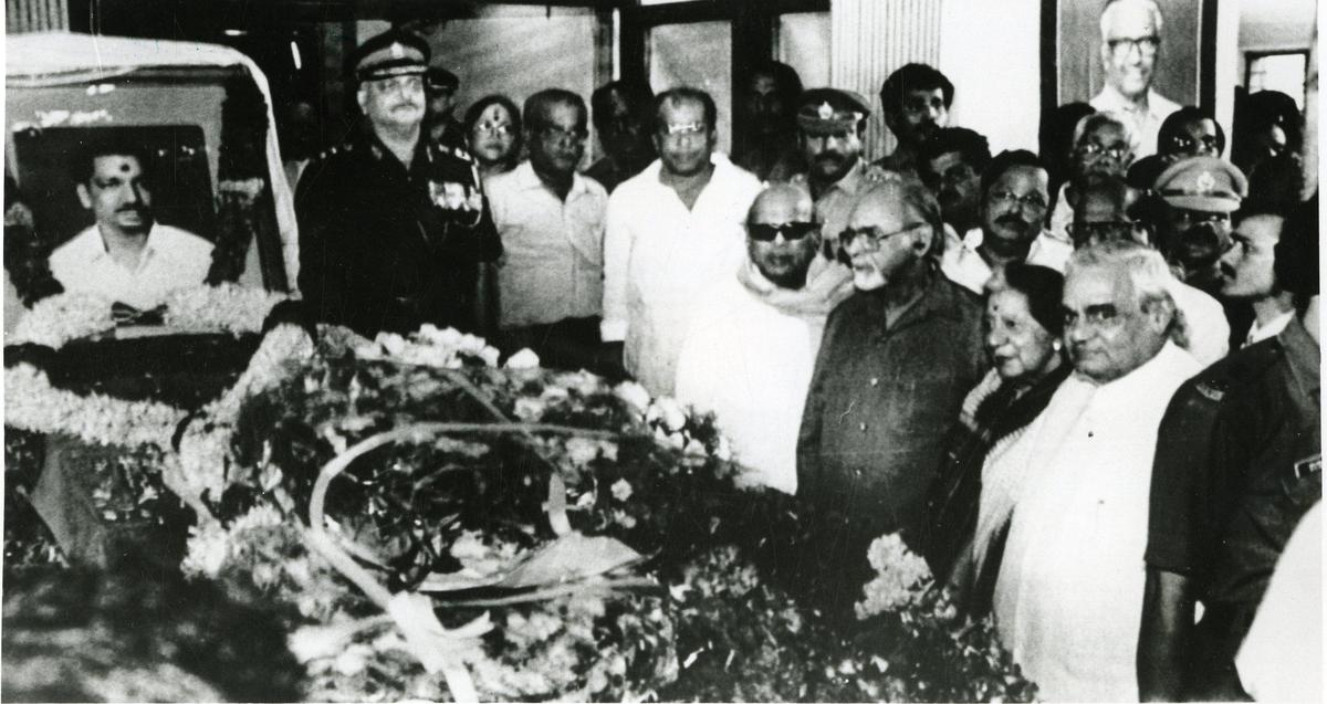 Il Primo Ministro indiano, IK Gujral, sua moglie, Sheila Gujral, ex Primo Ministro, AB Vajpayee, e il Primo Ministro del Tamil Nadu, M. Karunanidhi, dopo aver deposto corone di fiori sulla bara di NVN Somu, uccisi in un incidente in elicottero nell'Arunachal Pradesh, a Chennai, il 15 novembre 1997.