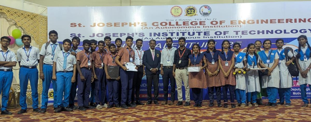 Dindigul: The winning students of the district-level competition. Dindigul: The winning students of the district-level competition.