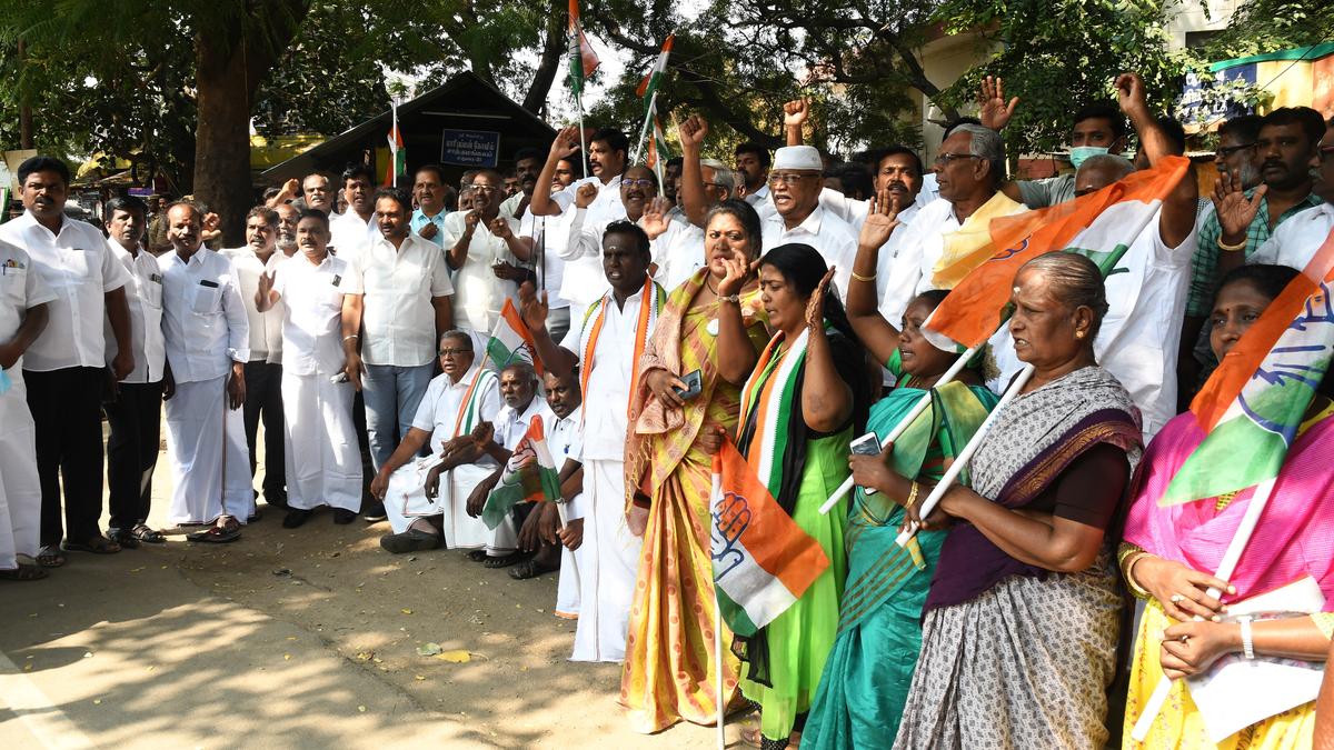 Congress cadre stage protest seeking recall of Governor