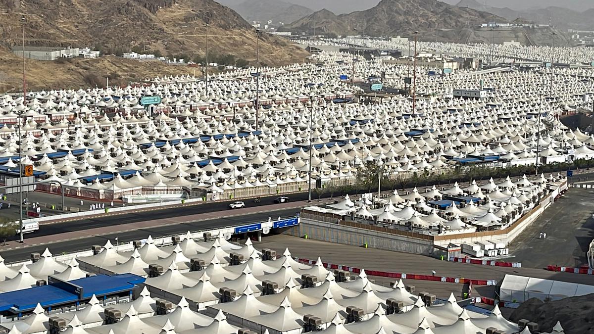 Defying high prices, Muslim pilgrims head to Mecca for haj