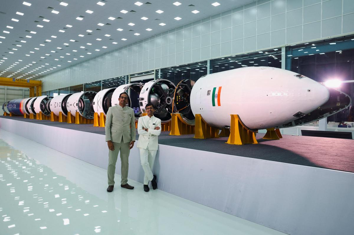 स्काईरूट एयरोस्पेस के संस्थापक नागा भरत डाका और पवन कुमार चंदना, 27 नवंबर, 2025 को इन्फिनिटी कैंपस, हैदराबाद के उद्घाटन समारोह के दौरान स्काईरूट एयरोस्पेस के परिसर में भारत के पहले निजी वाणिज्यिक रॉकेट विक्रम-I के सामने पोज देते हुए।