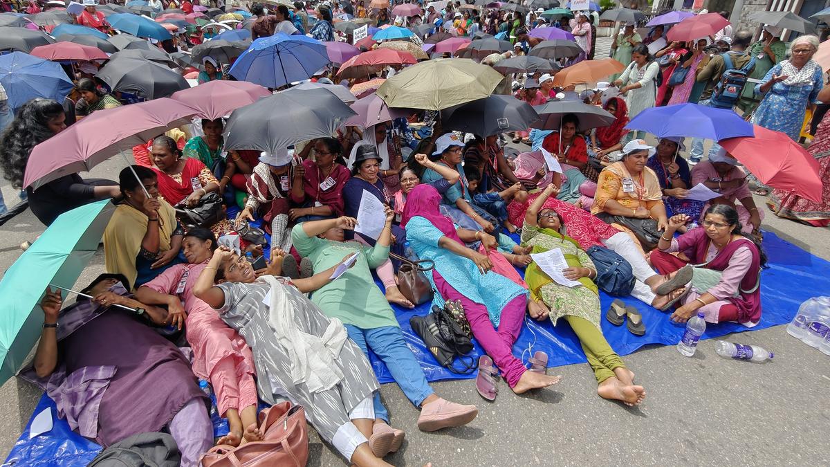 After ASHAs, anganwadi workers protest outside Secretariat in Kerala