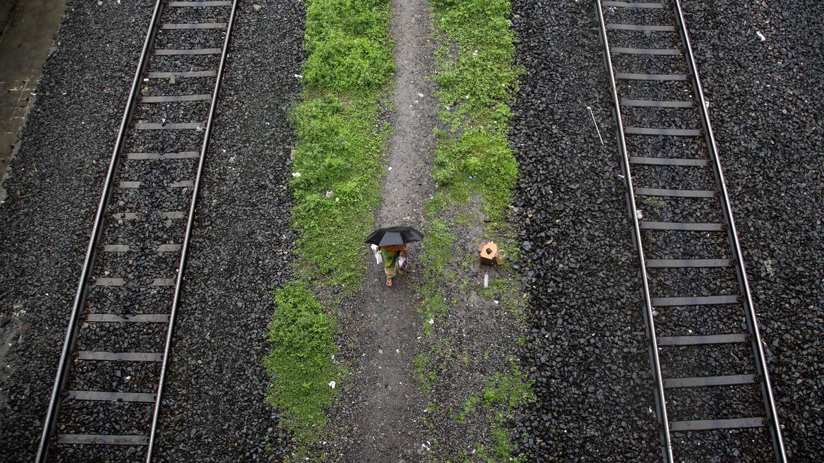 Kozhikode train fire | Police recover bodies of three victims from railway track