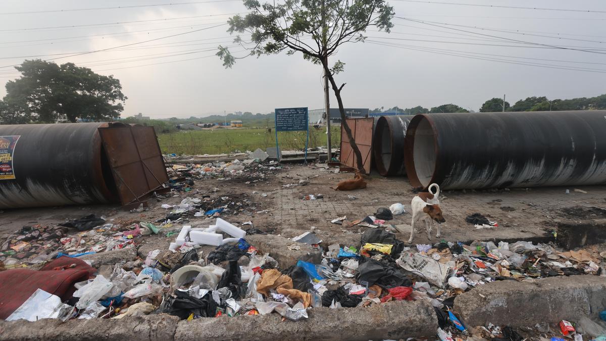 O lixo é despejado impunemente pelo público nos plantadores de concreto na estrada principal de Agaram, em Thiruvanchery