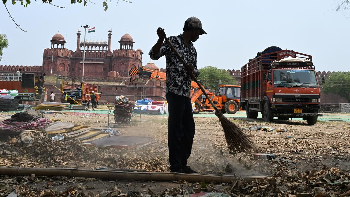 CM announces 20-day clean-up blitz, promises Delhi’s transformation