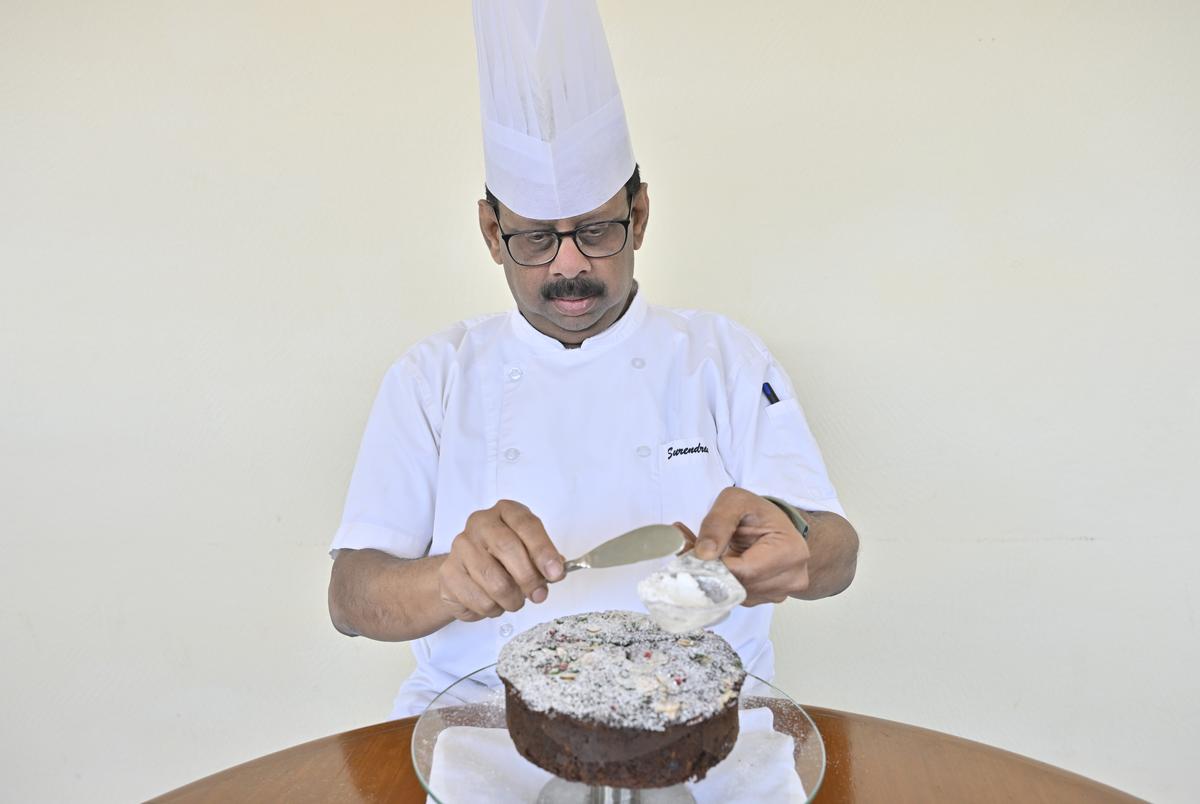 El chef Surendran dando los toques finales al pastel en el hotel Gem Park en Udhagamandalam. 