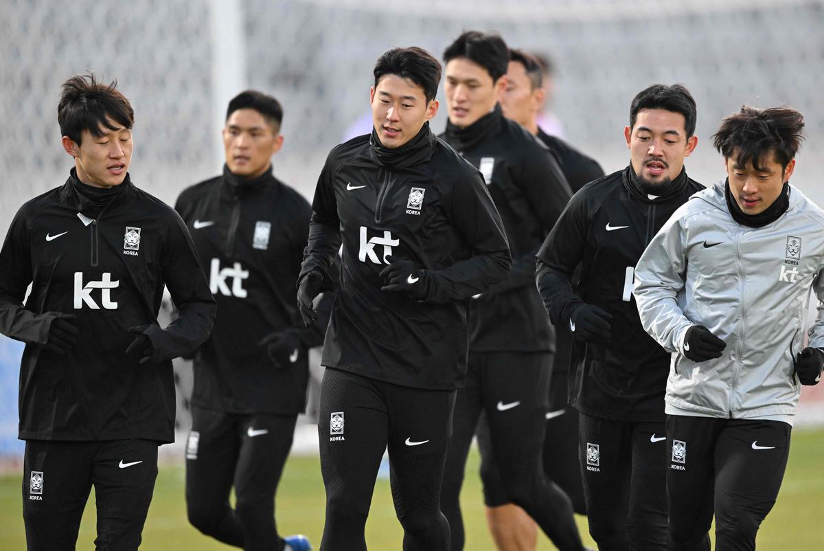 아시아 유력팀이 2026년 월드컵 예선에 임하는 가운데 손씨는 한국 대표로 소집됐다.