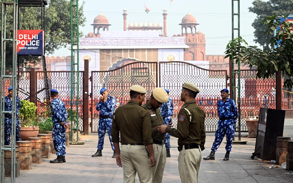 O pessoal de segurança mantém vigília em frente ao Forte Vermelho, perto do local onde ocorreu uma explosão de alta intensidade. O pessoal de segurança mantém vigília em frente ao Forte Vermelho, perto do local onde ocorreu uma explosão de alta intensidade.