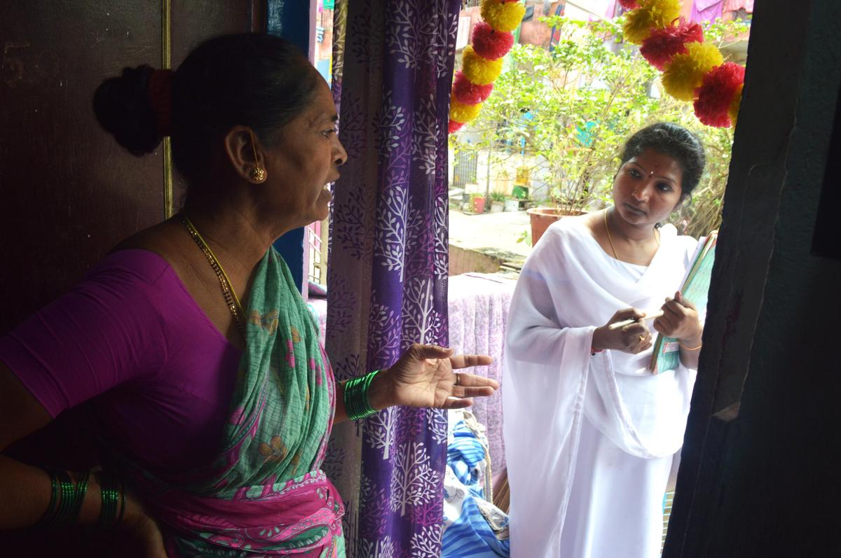 Il personale del team di risposta rapida conduce un sondaggio porta a porta per identificare le persone colpite dal consumo di latte adulterato a Chowdeswaranagar, nella città di Rajamahendravaram.