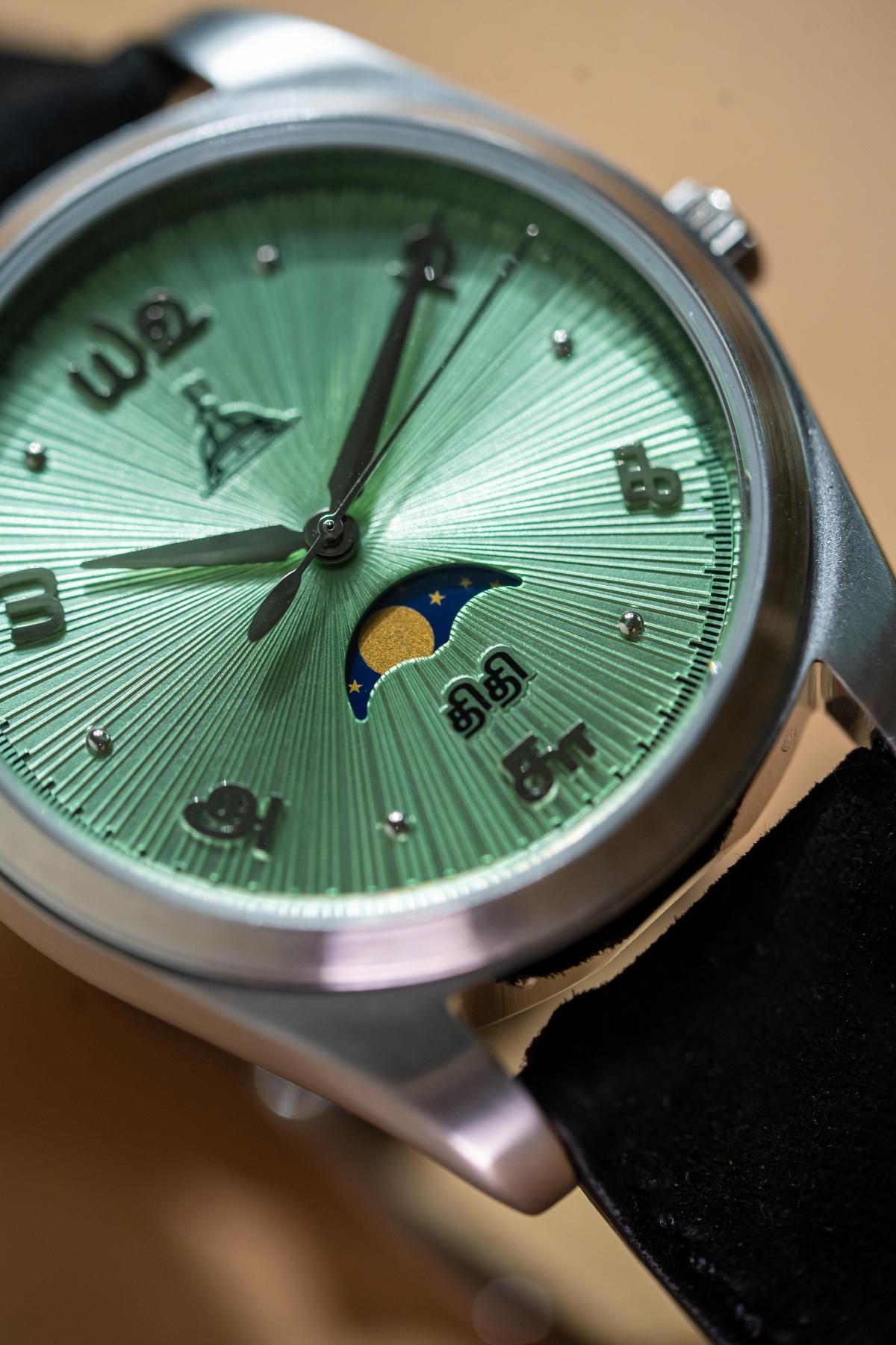 तमिल लिपि के साथ हरा डायल