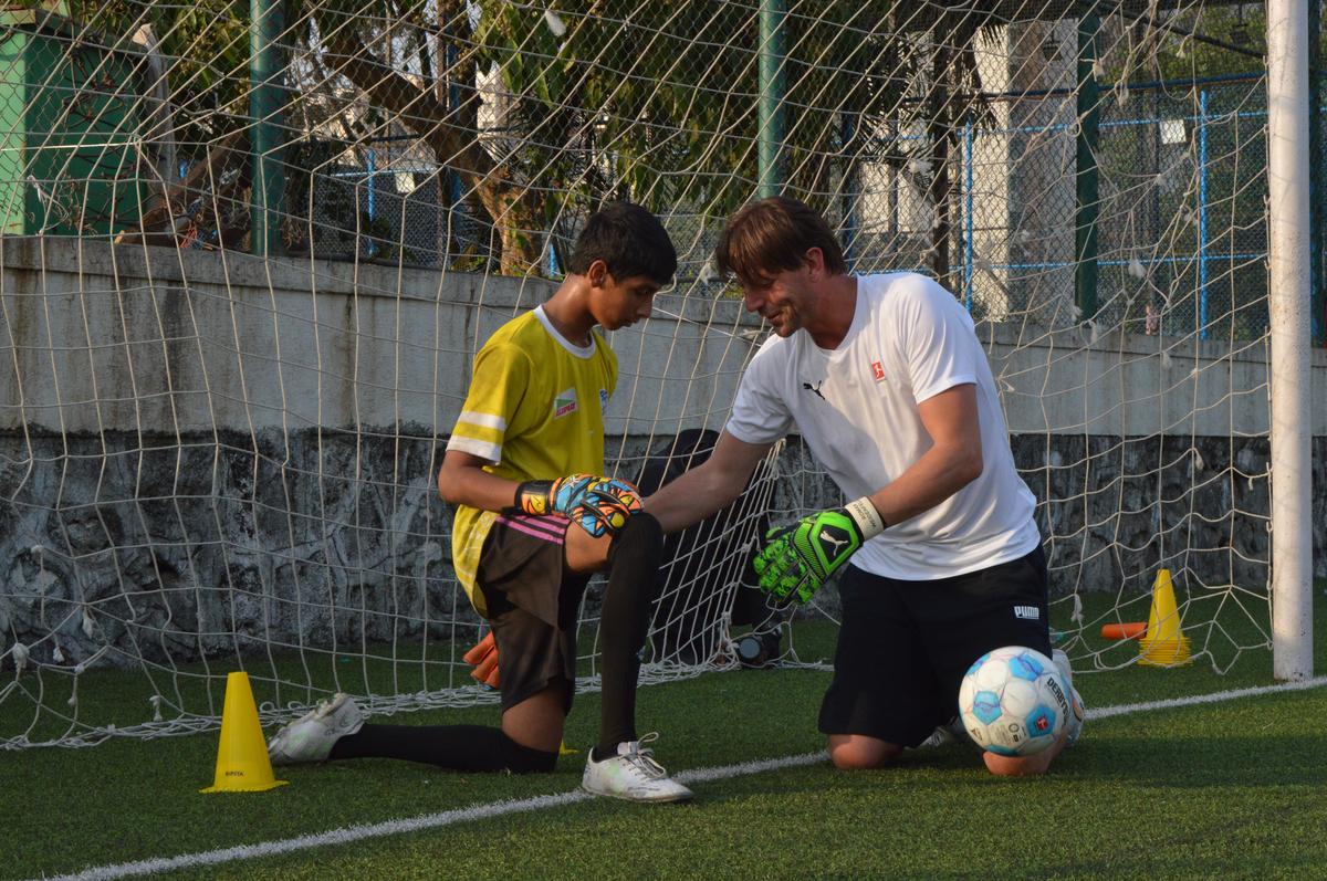रोमन Weidenfeller भारतीय फुटबॉलरों के आकांक्षी के साथ काम कर रहा है रोमन Weidenfeller भारतीय फुटबॉलरों के आकांक्षी के साथ काम कर रहा है
