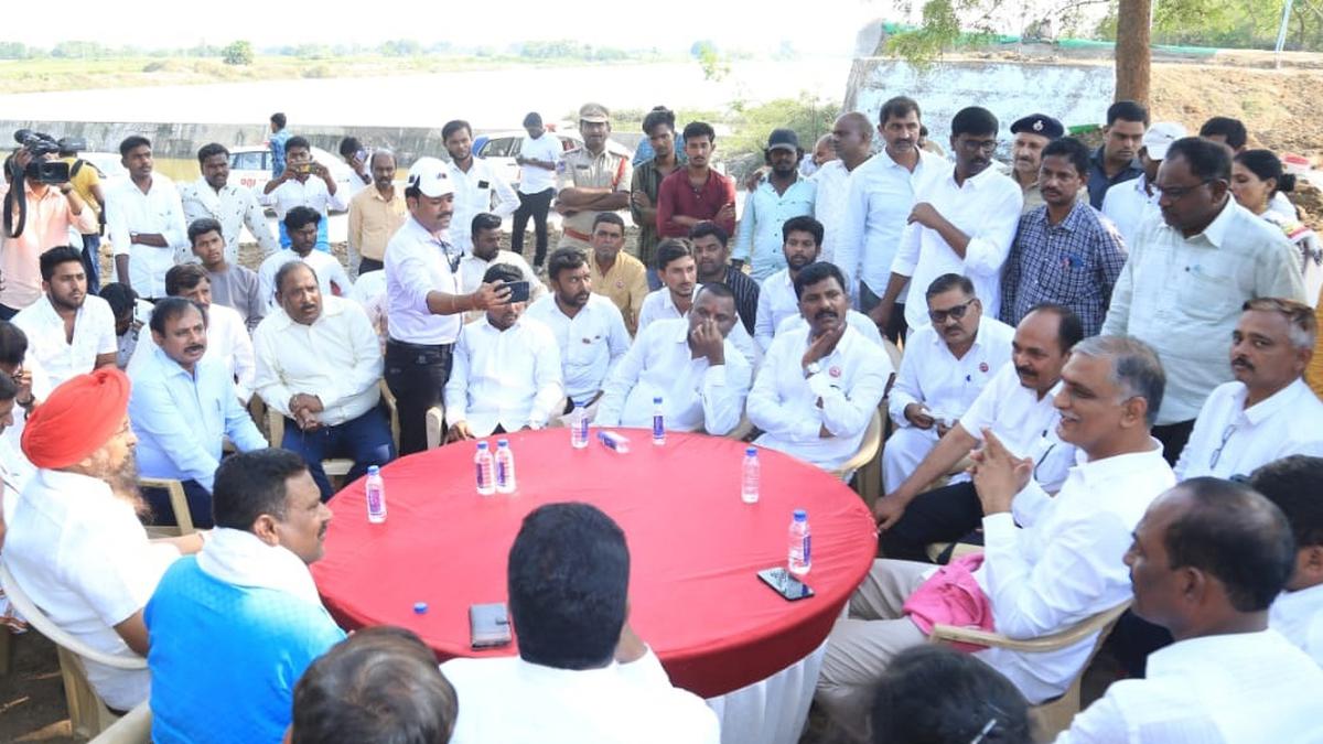 Maharashtra farmers visit Mulugu, laud KCR’s efforts in changing Telangana
