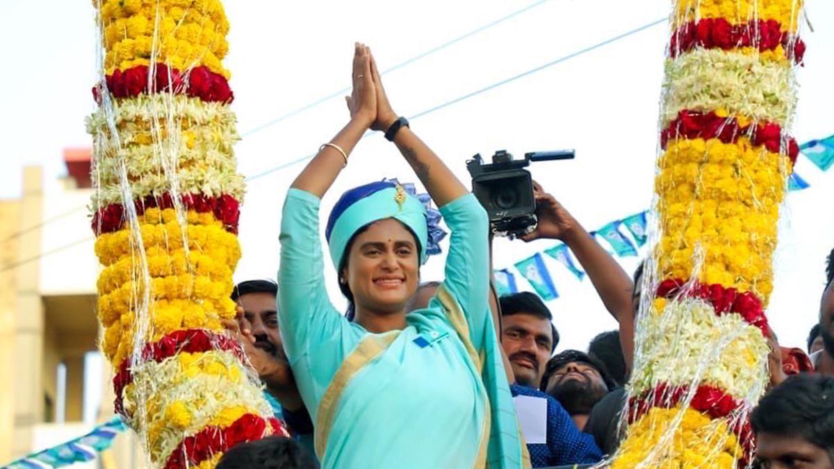 BRS cadres stage protest against Y.S. Sharmila’s comments on Mahabubabad MLA Shankar Naik