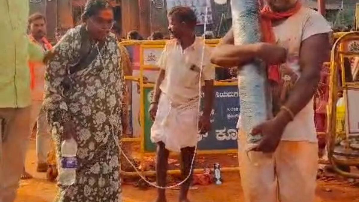 Devotee-couple bring oxygen cylinder for darshan at Mayakka Devi Temple in  Chinchali - The Hindu