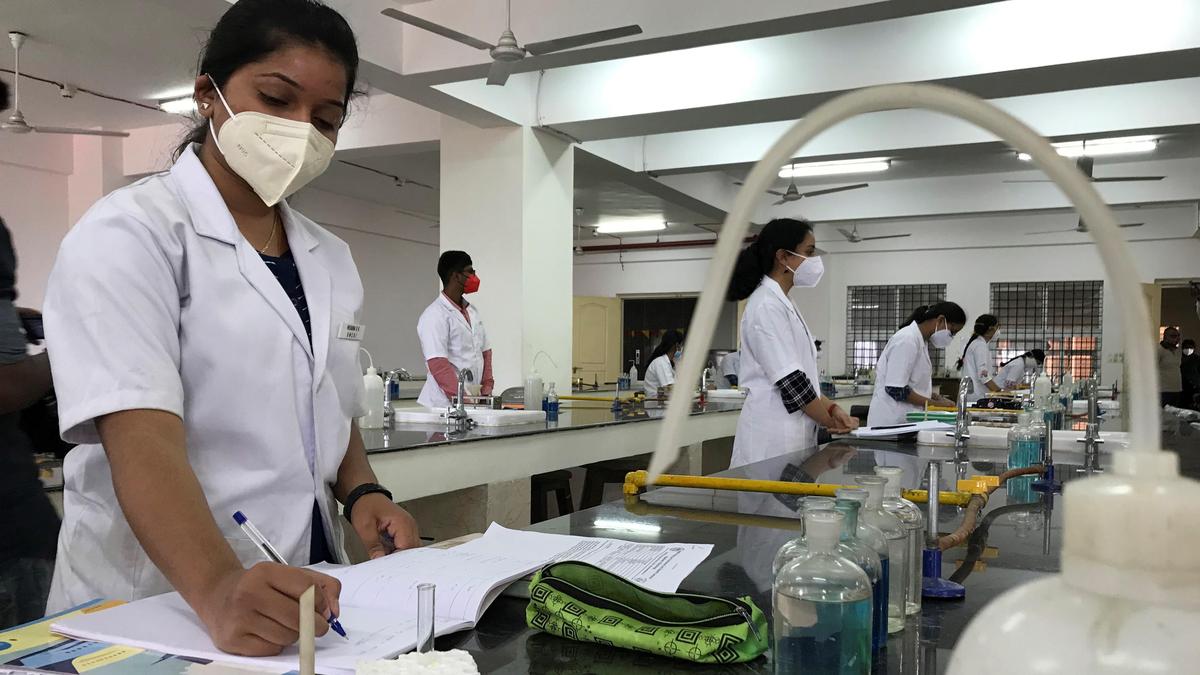 Additional 1122 seats, ₹1,090 crore central fund to improve infra at Karnataka’s govt. medical colleges