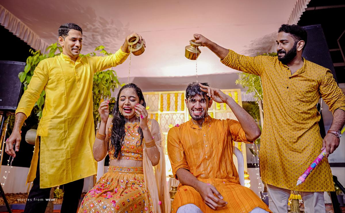 Haldi op een Malayali-huwelijk Haldi op een Malayali-huwelijk