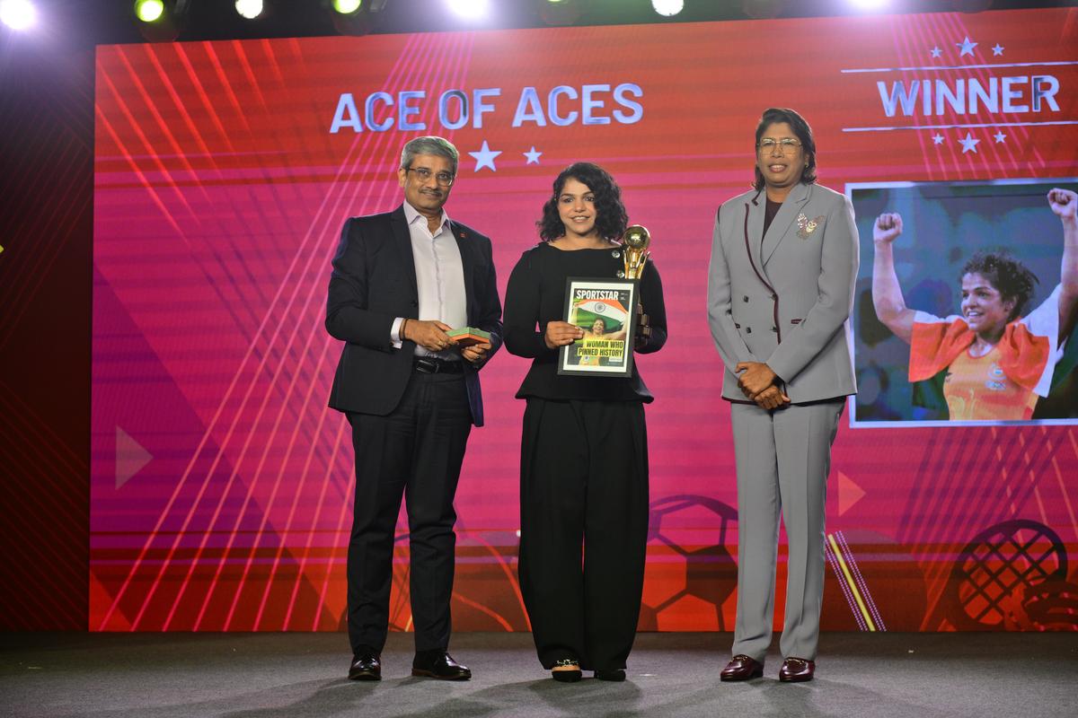 Sakshi Malik receiving the award from Jhulan Goswami, former Indian women’s team captain and Saumitra Srivastava, Director-Marketing, IOCL.