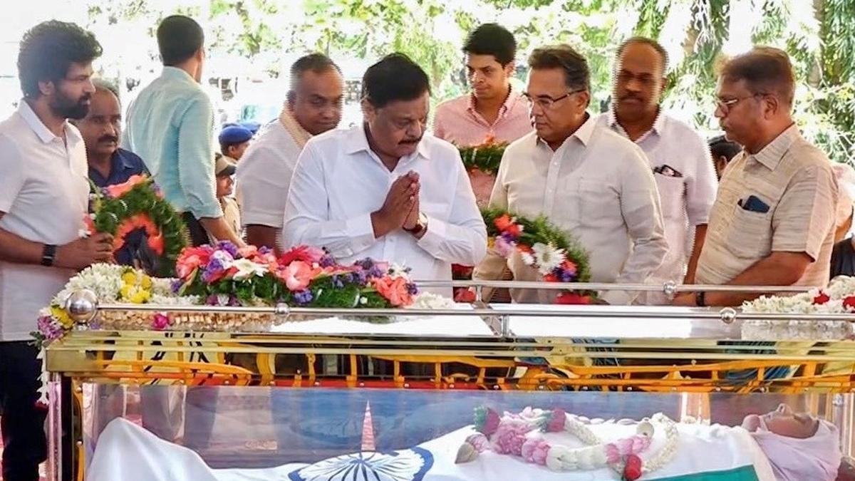 Mortal remains of S.L. Bhyrappa brought to Mysuru