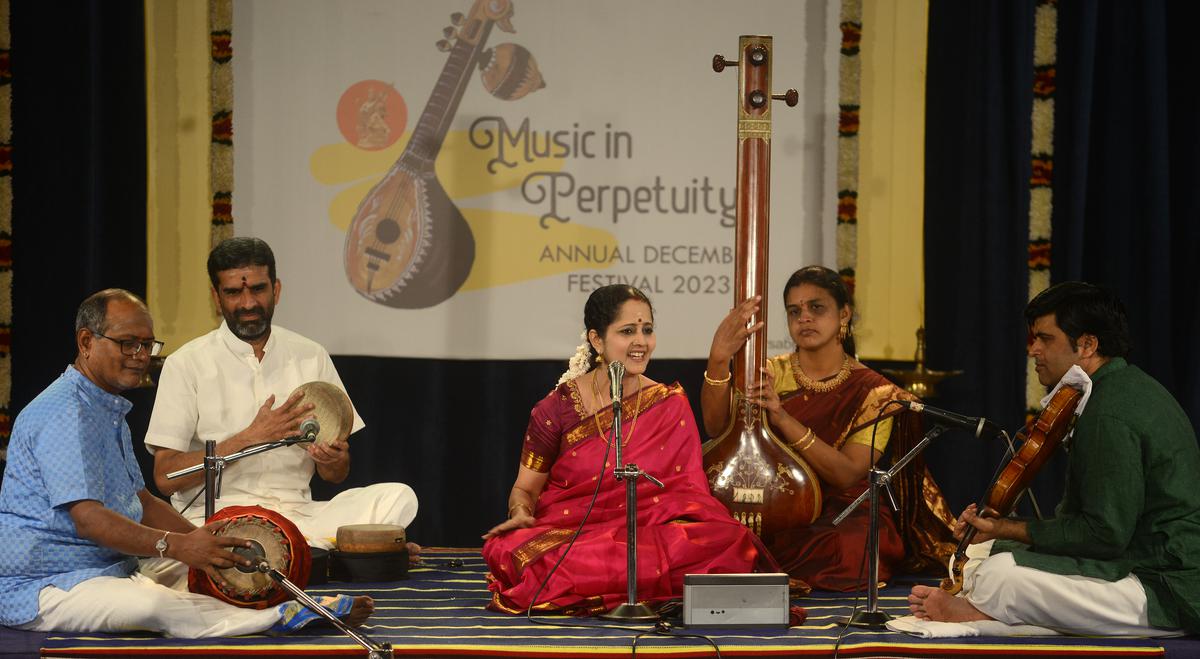 Gayathri Venkataraghavan accompanied by Mysore V. Srikanth (violin), B. Ganapathiraman (mridangam) and Alathur Rajaganesh (kanjira). 