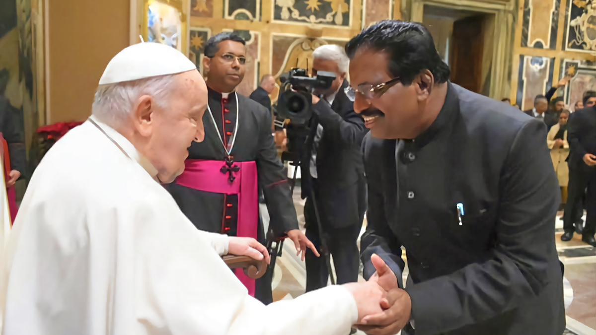 Kodikunnil Suresh meets Pope at Vatican