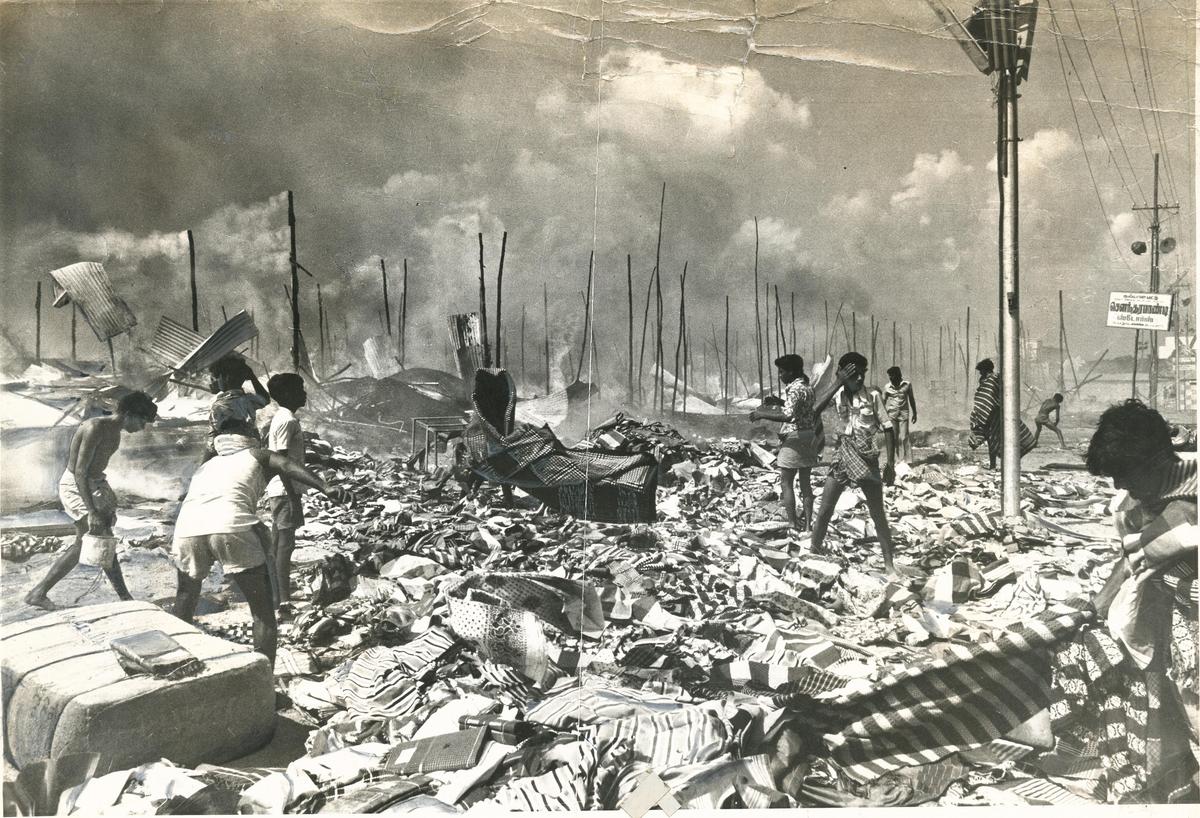 O que resta das barracas de tecido em tear manual na Feira Industrial e de Turismo da Índia em Island Grounds, após o início do incêndio em 29 de dezembro de 1982