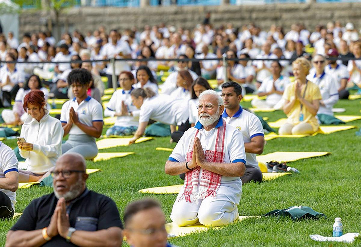 O primeiro -ministro Narendra Moody Yoga com outras pessoas durante o nono dia das celebrações do Yoga na sede das Nações Unidas, em Nova York. O primeiro -ministro Narendra Moody Yoga com outras pessoas durante o nono dia das celebrações do Yoga na sede das Nações Unidas, em Nova York.