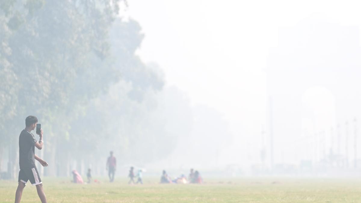 https://th-i.thgim.com/public/incoming/6ea86k/article68892406.ece/alternates/LANDSCAPE_1200/SMOG%20POLLUTION%20DELHI%2020%2011%20DELHI%205.JPG