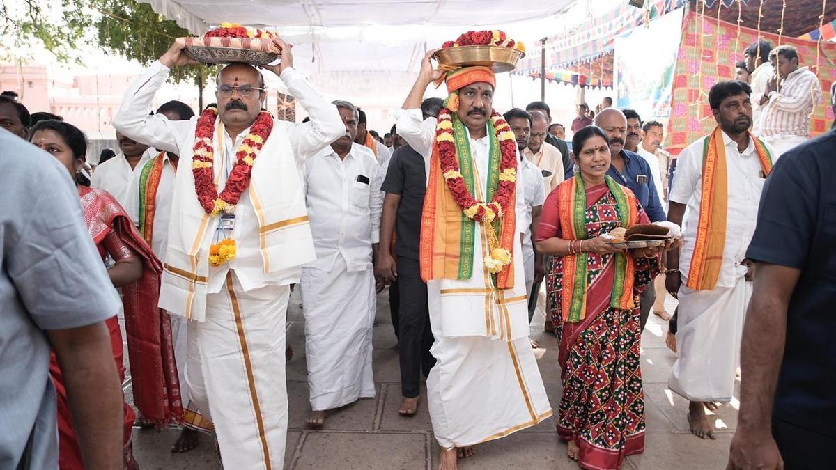 Minister offers silk robes to Yaganti temple