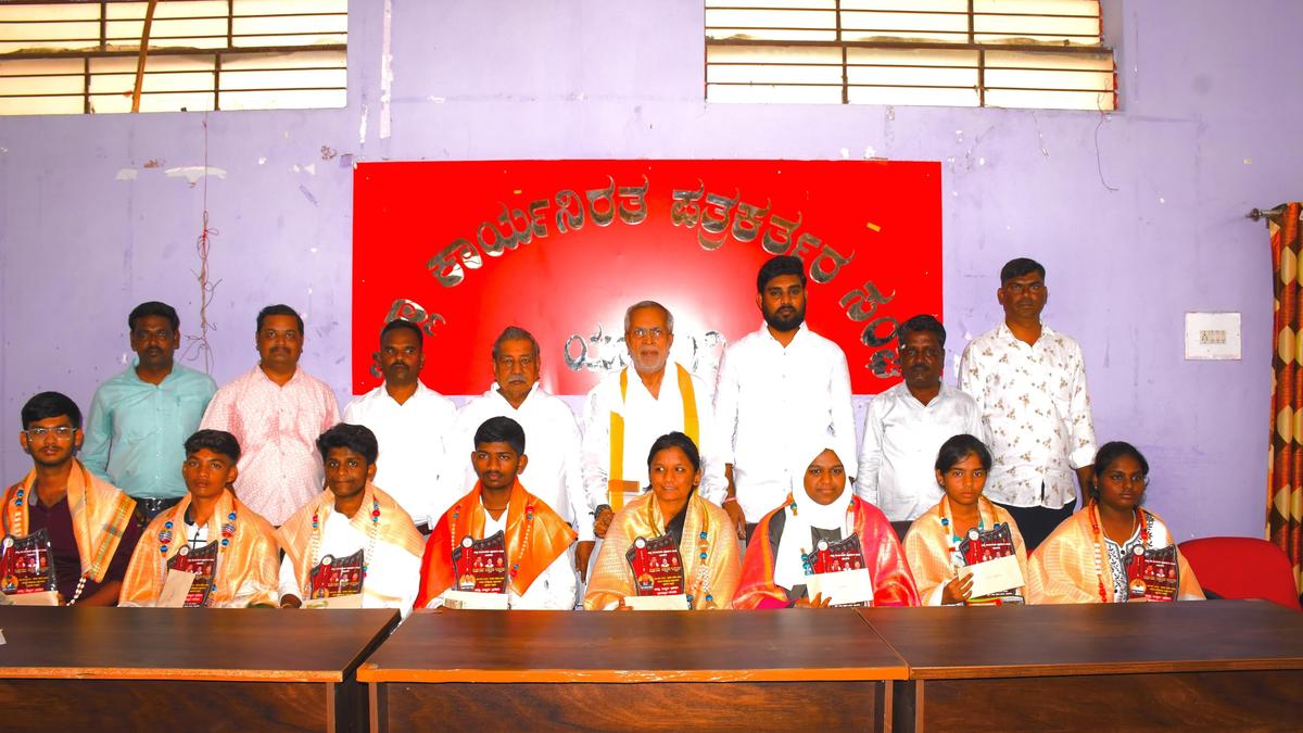 Meritorious students felicitated at Pratibha Puraskar in ...