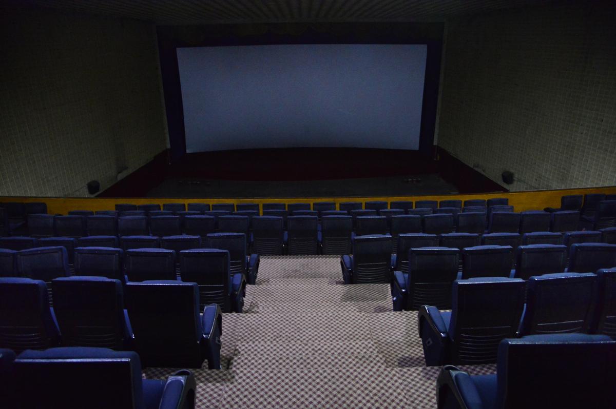 Las instalaciones para sentarse y la pantalla gigante del Cauvery Theatre en Bangalore