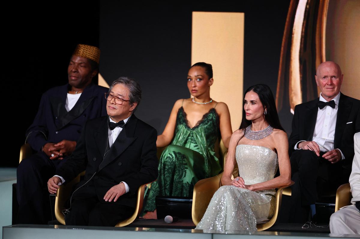 Park Chan-wook, presidente do júri do 79º Festival de Cinema de Cannes e membros do júri do 79º Festival de Cinema de Cannes Demi Moore, Ruth Negga, Isaach De Bankole e Paul Laverty no palco durante a cerimônia de abertura e exibição do filme 'La Venus electrique' (O Beijo Elétrico) Fora de competição no 79º Festival de Cinema de Cannes em Cannes, França, 12 de maio de 2026