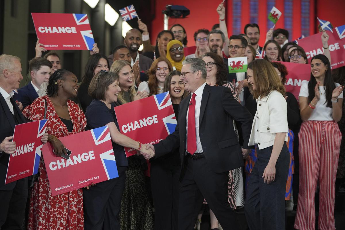 Labour leader Keir Starmer with supporters at the Tate Modern in London on July 5, 2024. 