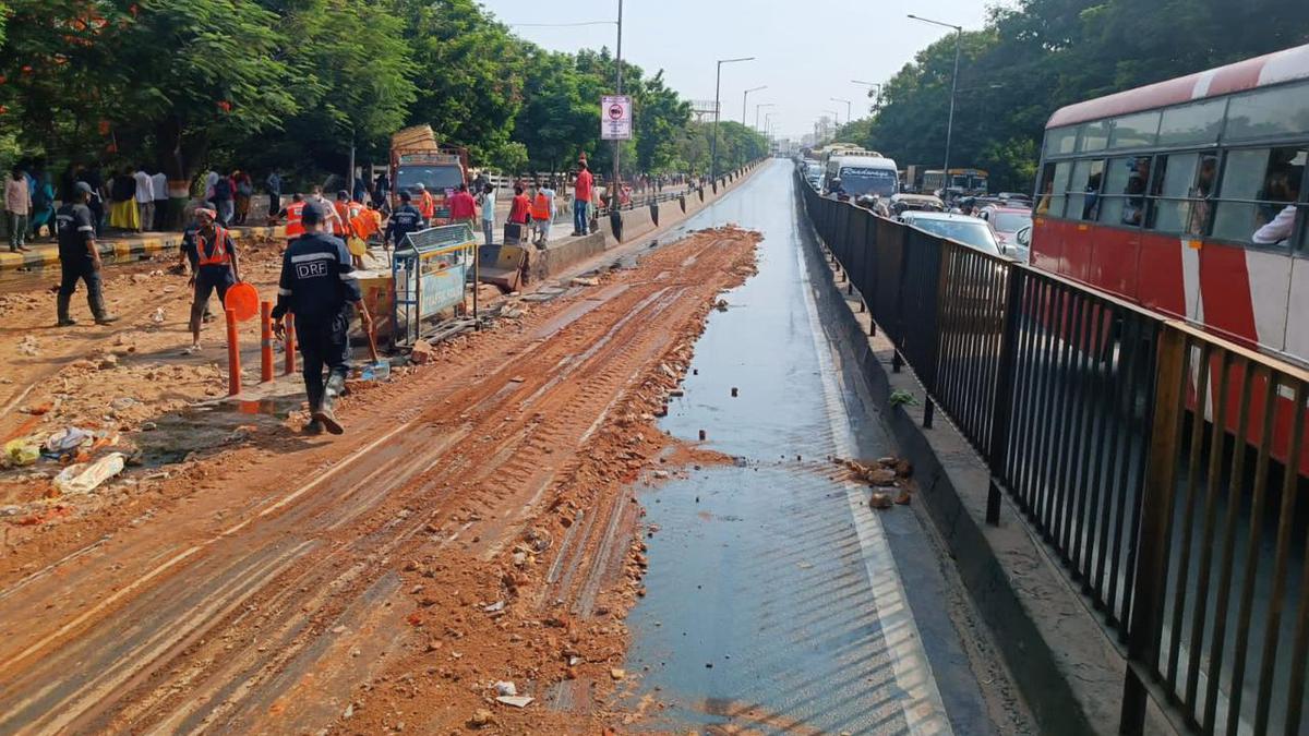 Oil spillage on Masab Tank road causes traffic jam