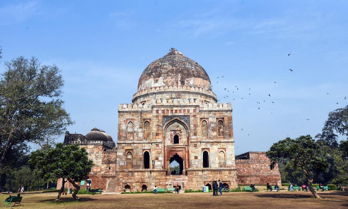 Nova Delhi, 13 de janeiro (ANI): As pessoas aproveitam o dia ensolarado após uma manhã fria de inverno, no Lodhi Garden, em Nova Delhi, na terça-feira. (Foto/Cúpula ANI)