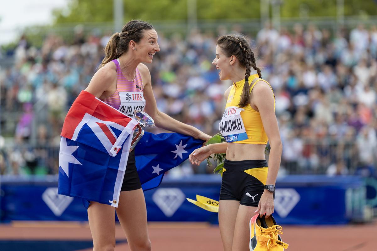 Cálido, no acalorado: aunque la competencia entre Nicola Olyslagers y Mahuchikh es feroz, su relación es de camaradería y respeto mutuo. 
