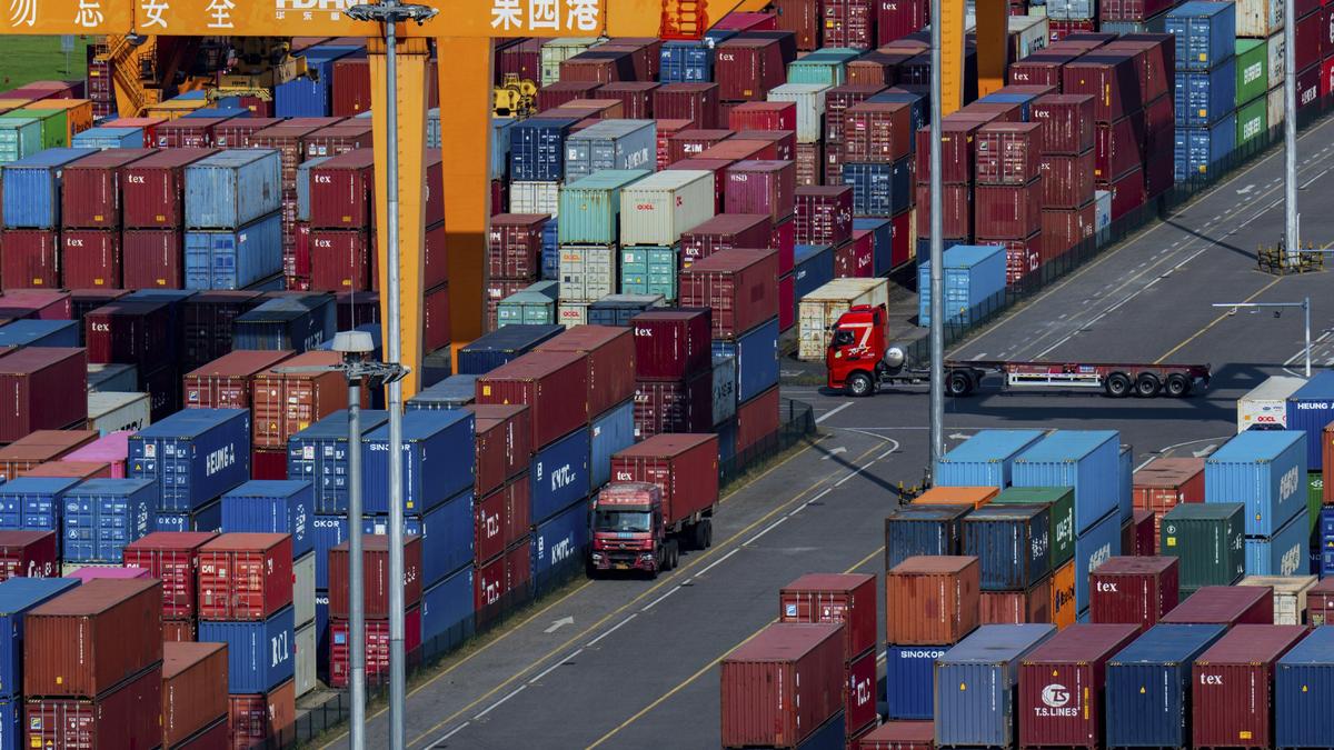 https://th-i.thgim.com/public/incoming/6g8njz/article69550777.ece/alternates/LANDSCAPE_1200/China_Trump_Tariffs_60840.jpg