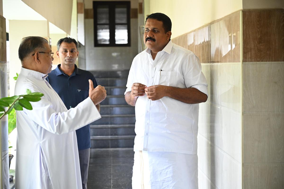 Antony John da LDF durante sua campanha eleitoral.