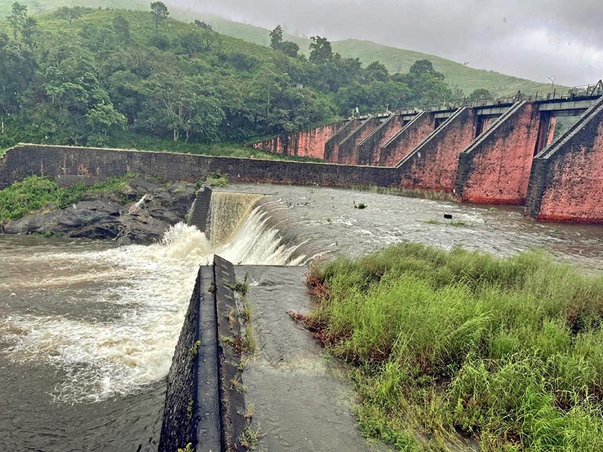 Water level in Mullaperiyar dam stands at 137.05 feet