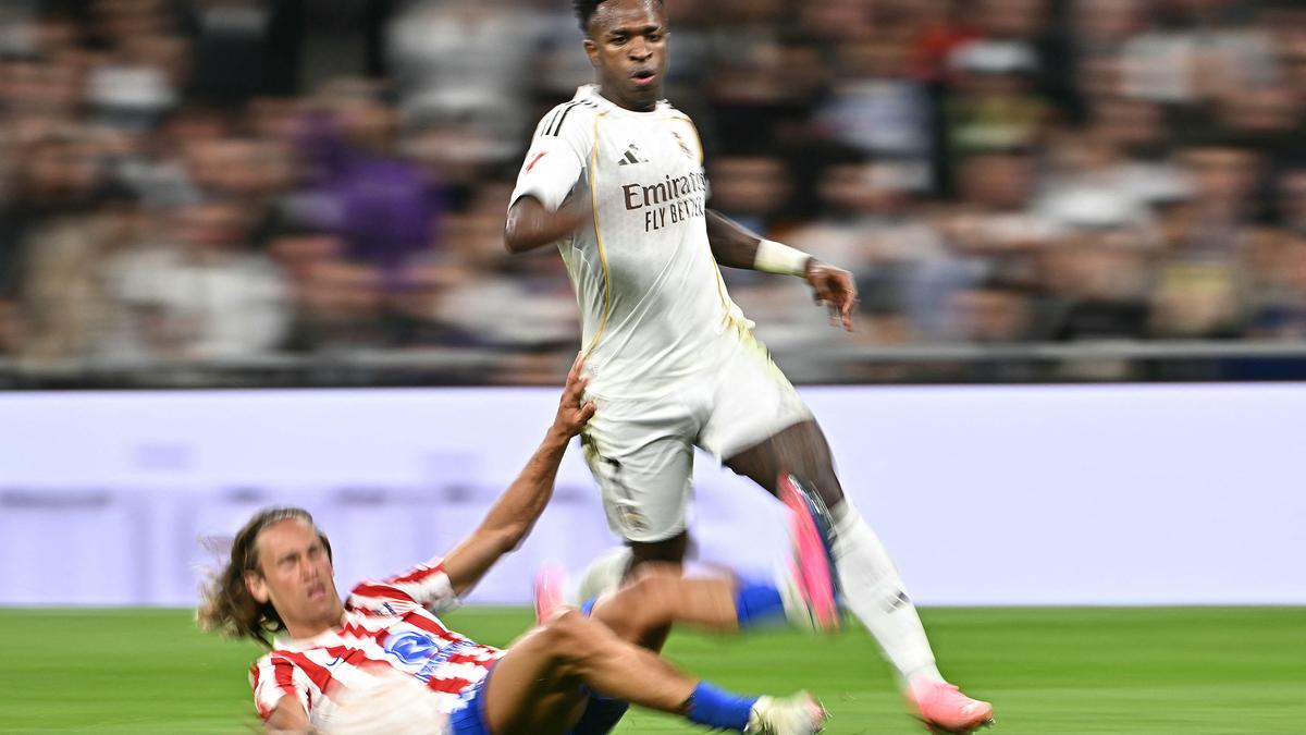 विनीसियस के दो गोल की मदद से रियल मैड्रिड ने डर्बी में एटलेटिको को 3-2 से हरा दिया