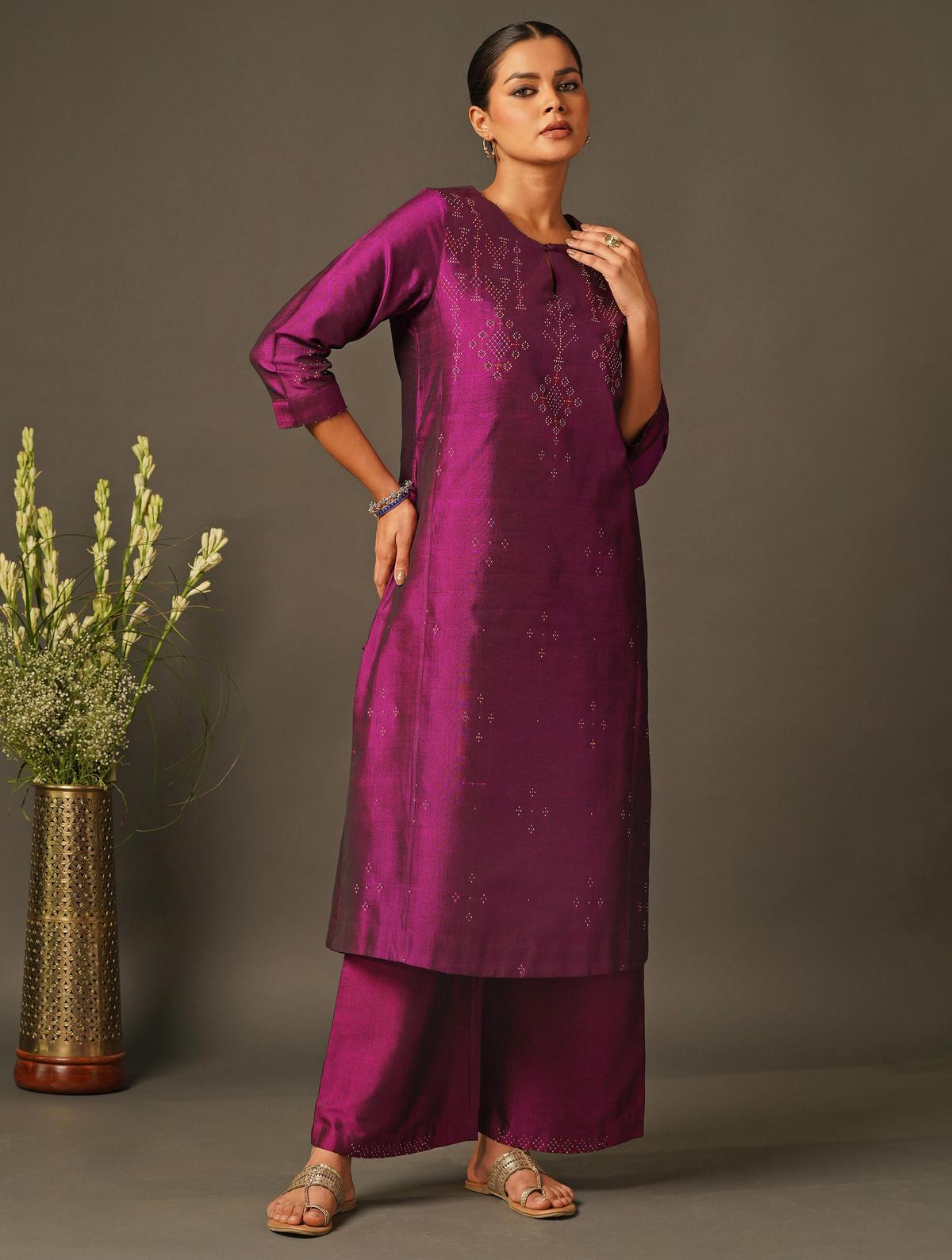 A model in a tangaliya woven kurta and pants