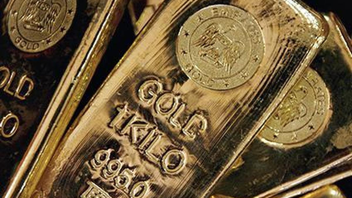 Gold futures drop ₹1,310 to ₹1,53,299/10g